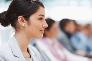 Communicatiecoach geeft tips om om te gaan met onredelijke dominante mensen