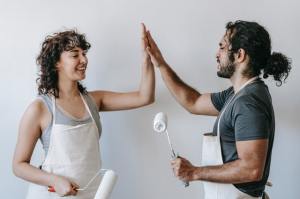 Een betere relatie beter werk meer geluk en motivatie met deze tips van mental coach lifecoach en loopbaancoach foto met high five