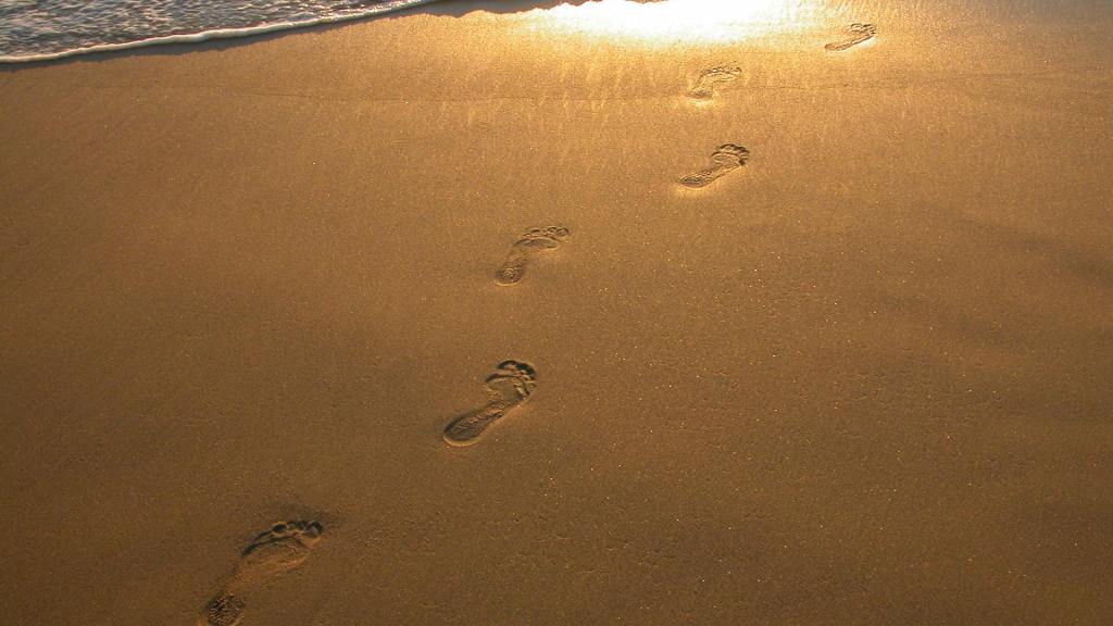 NLP coach tips en foto voetstappen zand