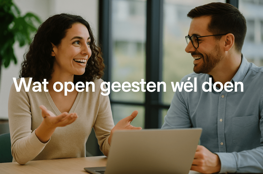 Vrolijke man en vrouw in gesprek aan een bureau met laptop, in een lichte kantoorruimte, met de tekst “Wat open geesten wél doen” —bij deze blog over mindset, persoonlijke groei en openheid, door Wim Annerel, coach en trainer