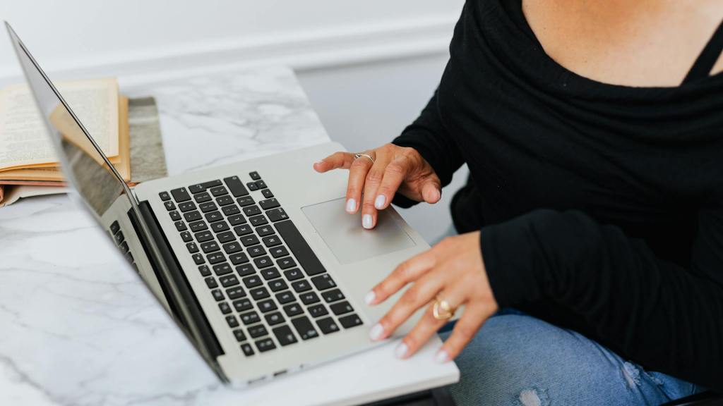 Je tijd is je leven: foto van vrouw aan laptop, bij tips van executive coach