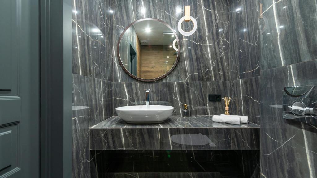 Vrouw kijkt gespannen in de spiegel op het werk. Moment van zelftwijfel en perfectionisme, twijfelend om een nieuwe professionele stap te zetten.