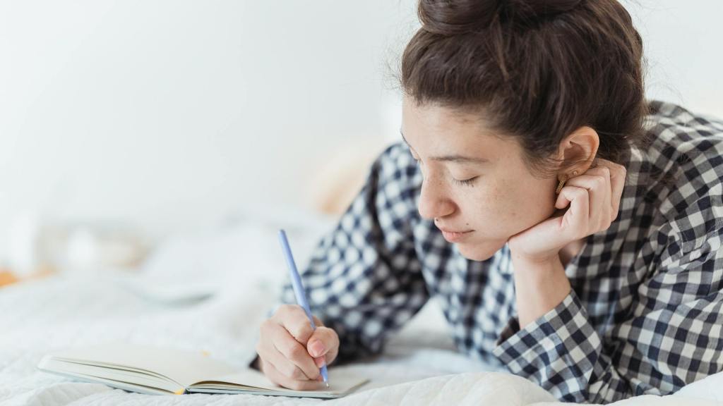 Persoon die piekert en worstelt met belangrijke beslissingen – begeleiding door mental coach