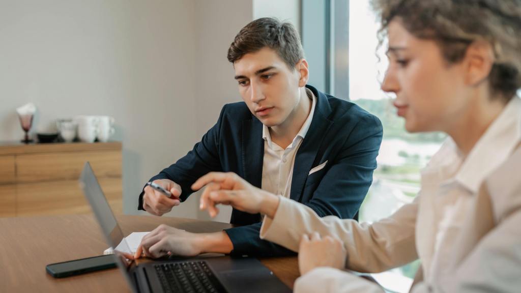 Man in evaluatiegesprek met leidinggevende over zijn gedrag . mental coach helpt bij zelfinzicht en zelfbewustzijn