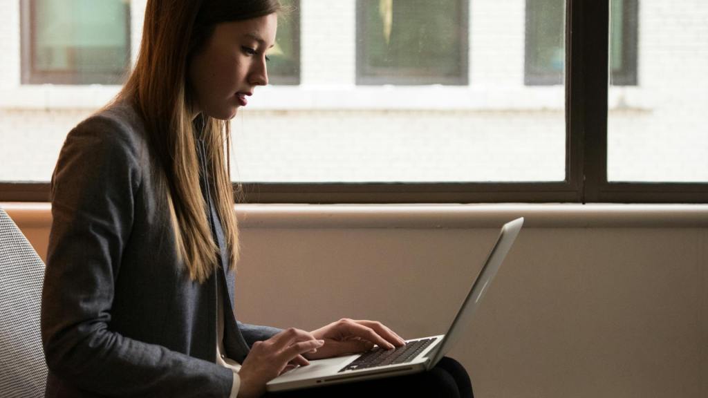 Perfectionismecoach geeft tips om beter om te gaan met innerlijke interne criticus foto vrouw achter computer op het werk