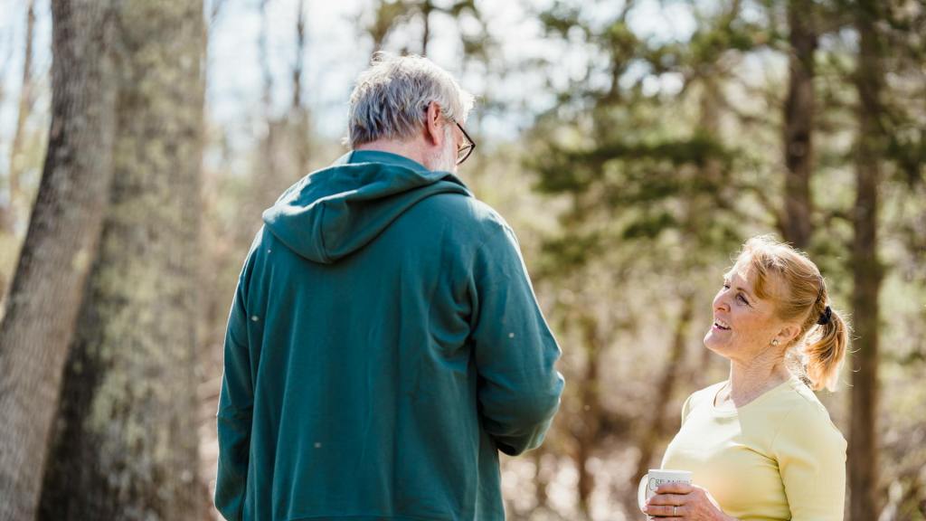 Twee mensen in een eerlijk gesprek over vertrouwen en verbinding